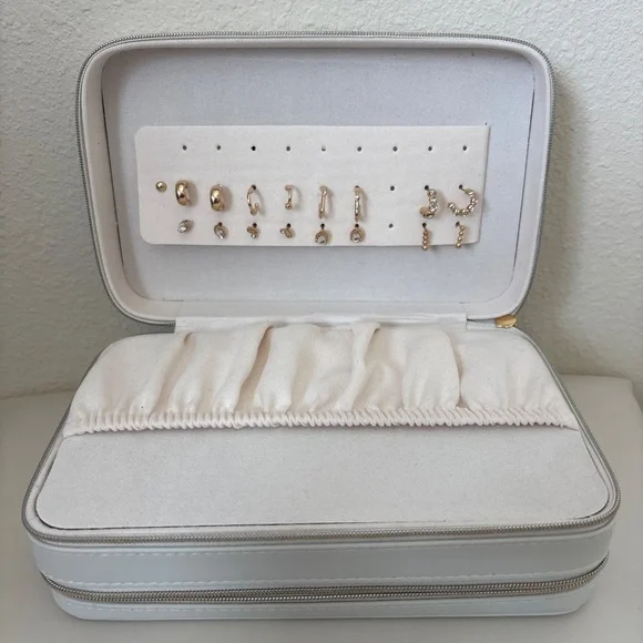 Jewelry box with included earrings set NWT - Picture 2 of 6